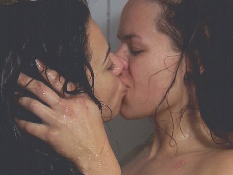 Лесбийский секс в душе
